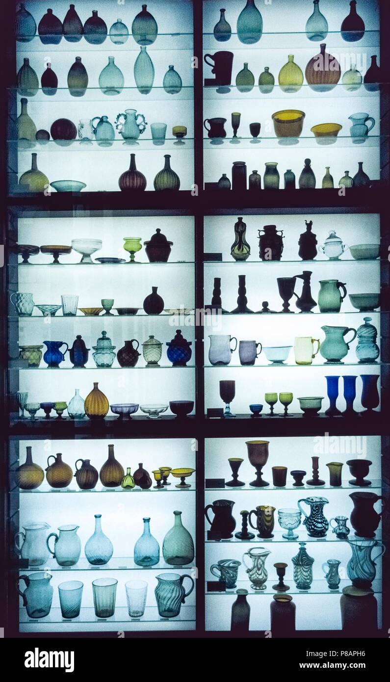 Antica vetreria di molti disegni, forme, dimensioni e colori è visto nel 1966 in un display retroilluminato caso a Corning Glass Works in Corning, New York, Stati Uniti d'America. Il Glass Company, ora ribattezzato Corning Inc., ha stabilito la sua Corning museo del vetro nel 1951 per educare i visitatori circa l'arte, la storia e la scienza di vetro. Oggi il tanto ampliato museum vanta più di 45.000 oggetti di vetro, che è considerata una delle migliori collezioni di vetro nel mondo. Fotografia storica. Foto Stock