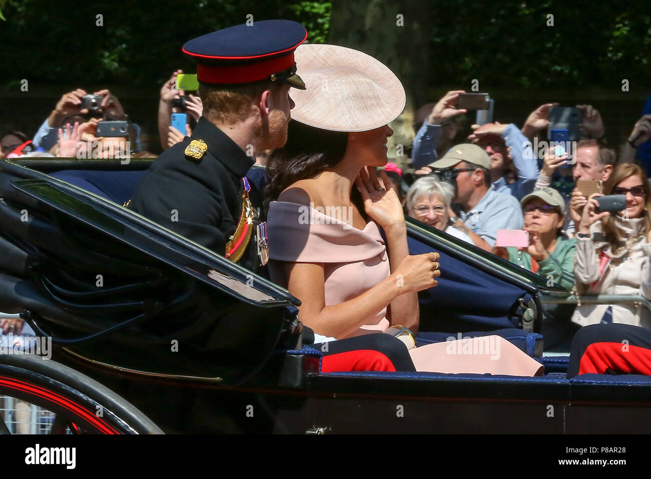 HM Queen Elizabeth II unite da altri membri della famiglia reale corsa lungo il centro commerciale all'aperto in un carrello superiore durante il Trooping il colore che segna il 92celebrazione del Queen's ufficiali dotate di compleanno: il principe Harry - il Duca di Sussex, Meghan Markle - La duchessa di Sussex Dove: Londra, Regno Unito quando: 09 giu 2018 Credit: Dinendra Haria/WENN Foto Stock