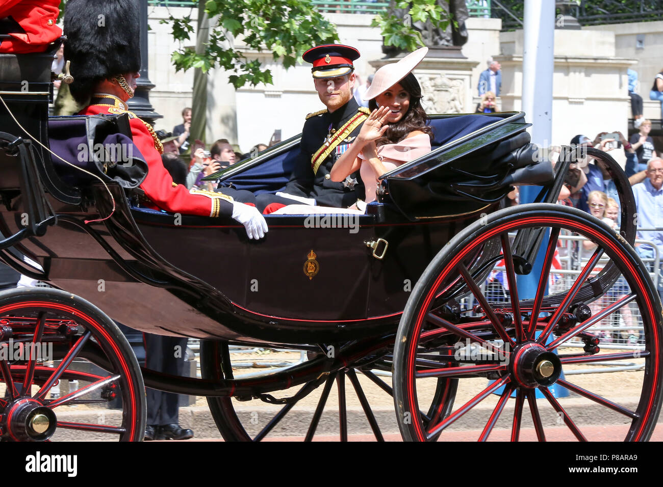 HM Queen Elizabeth II unite da altri membri della famiglia reale corsa lungo il centro commerciale all'aperto in un carrello superiore durante il Trooping il colore che segna il 92celebrazione del Queen's ufficiali dotate di compleanno: il principe Harry - il Duca di Sussex, Meghan Markle - La duchessa di Sussex Dove: Londra, Regno Unito quando: 09 giu 2018 Credit: Dinendra Haria/WENN Foto Stock