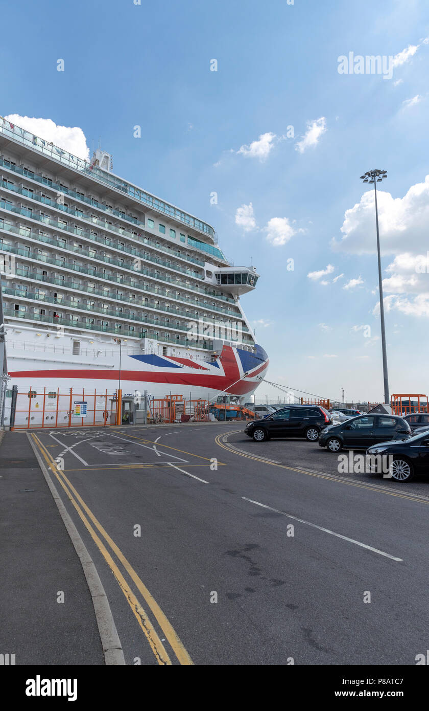 Britannia nave da crociera ormeggiata nel porto di Southampton Regno Unito. P&O società. Foto Stock