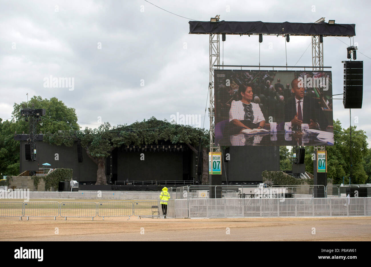 Ultimi preparativi compiuti per i grandi schermi a ora legale Regno Unito (BST) in Hyde Park, Londra, dove 30.000 appassionati di calcio si guarda Inghilterra di Coppa del Mondo di semi-finale contro la Croazia. Foto Stock