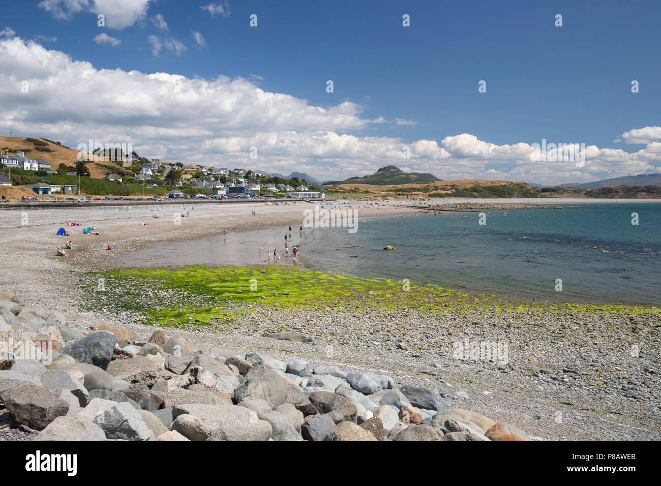 Criccieth beach e di villeggiatura sul Lleyn Peninsula in Galles del Nord popolare con le famiglie per le vacanze e turismo. Foto Stock