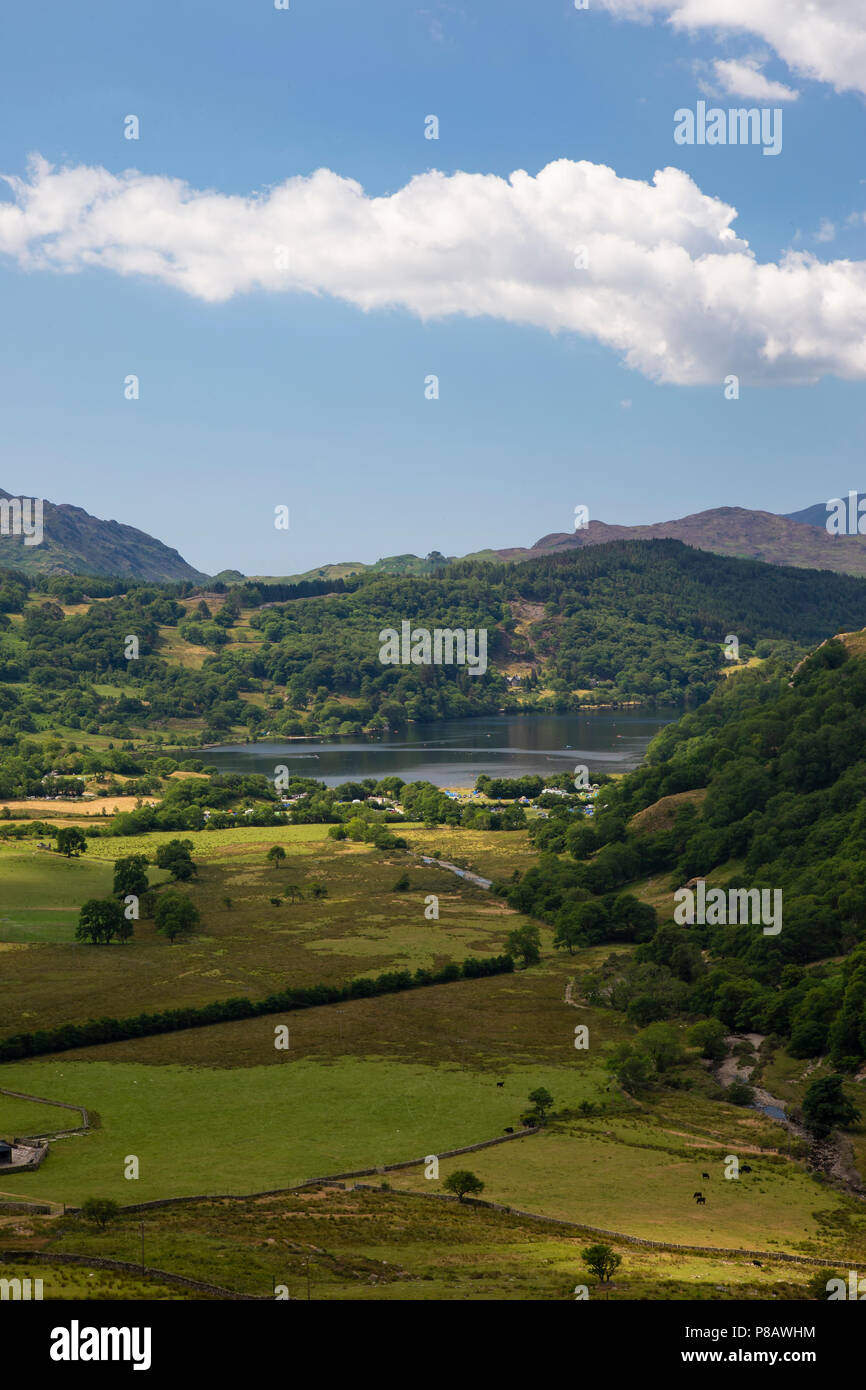 Guardando a Nord-est di Nant Gwynant valle verso Llyn Gwynant nel Parco Nazionale di Snowdonia, il Galles del Nord Foto Stock