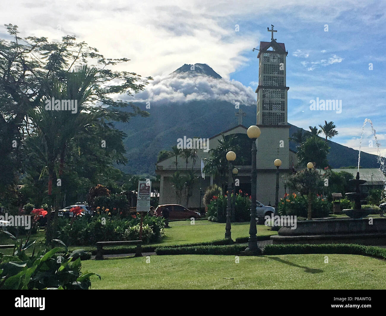 Il Parque de La Fortuna con una chiesa che è il centro della città La Fortuna, Costa Rica. Il Vulcano Arenal è un importante punto di turismo in Costa Rica. Foto Stock