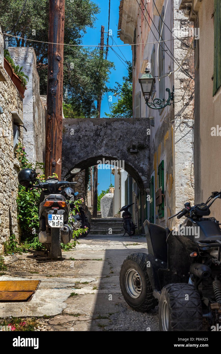 Una strada posteriore in Loggos, Paxos. Foto Stock