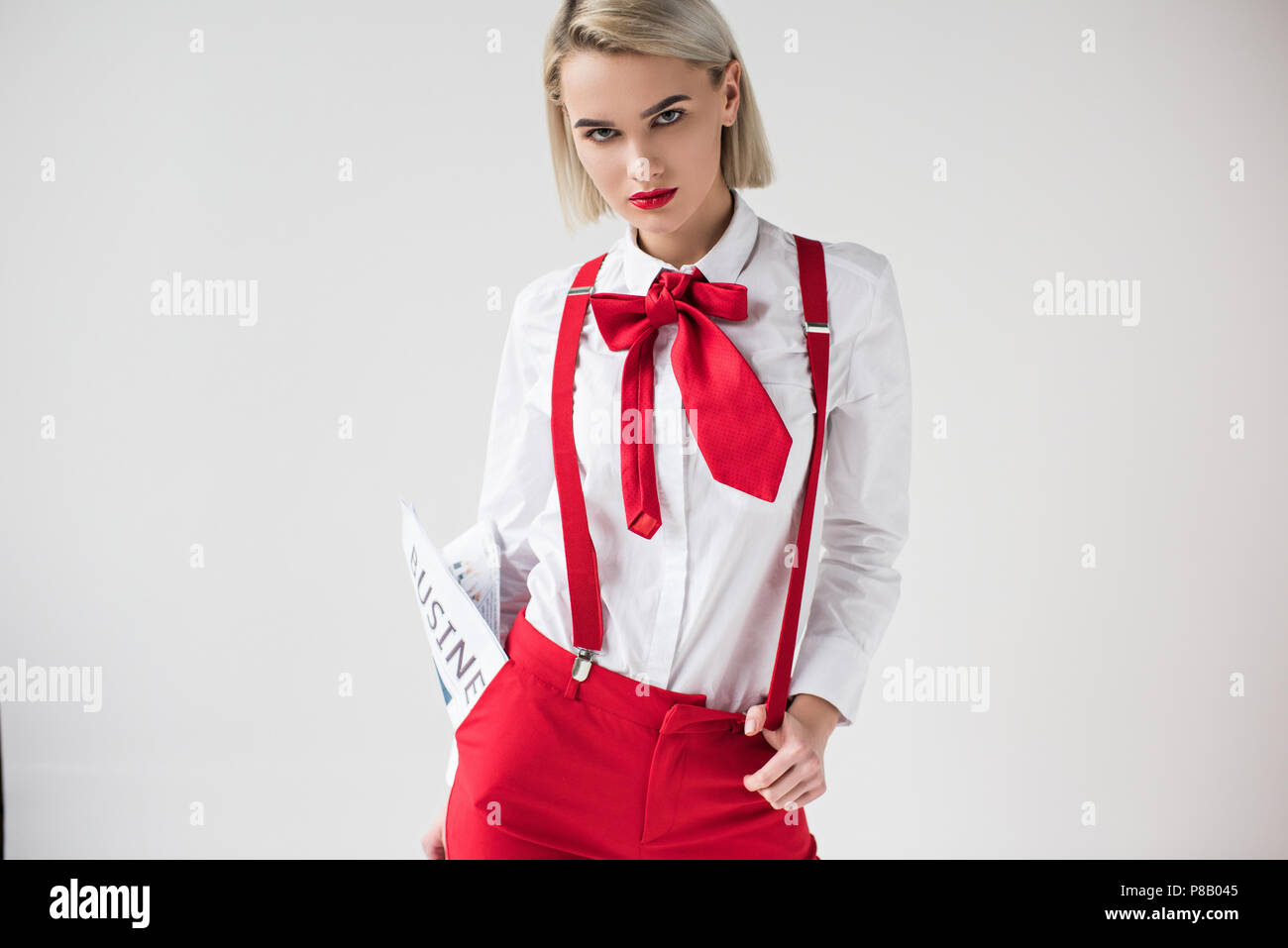 Elegante ragazza in posa di una camicia bianca, rossa autoreggenti e  archetto con business quotidiano, isolato su grigio Foto stock - Alamy