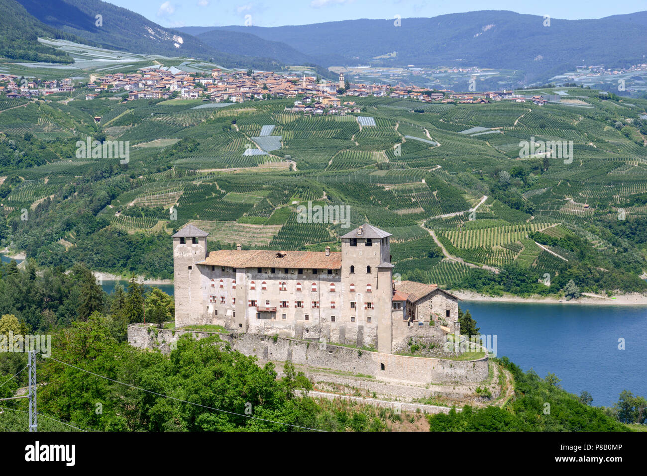 Vista sul Castello di Cles e il lago di Santa Giustina in Val di Non, Dolomiti, Italia Foto Stock
