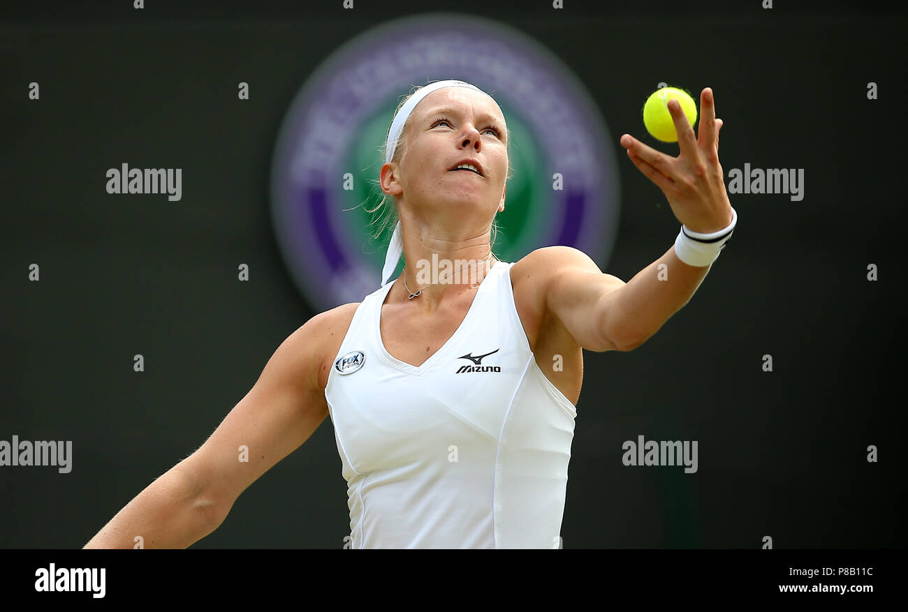 Camila Giorgi serve il giorno otto dei campionati di Wimbledon al All England Lawn Tennis e Croquet Club, Wimbledon. Stampa foto di associazione. Picture Data: martedì 10 luglio, 2018. Vedere PA storia il tennis a Wimbledon. Foto di credito dovrebbe leggere: Nigel francese/filo PA. Restrizioni: solo uso editoriale. Nessun uso commerciale senza il previo consenso scritto della AELTC. Immagine ancora utilizzare solo - Assenza di immagini in movimento per emulare broadcast. Nessuna sovrapposizione o rimozione di sponsor/annuncio loghi. Chiamate il numero +44 (0)1158 447447 per ulteriori informazioni. Foto Stock