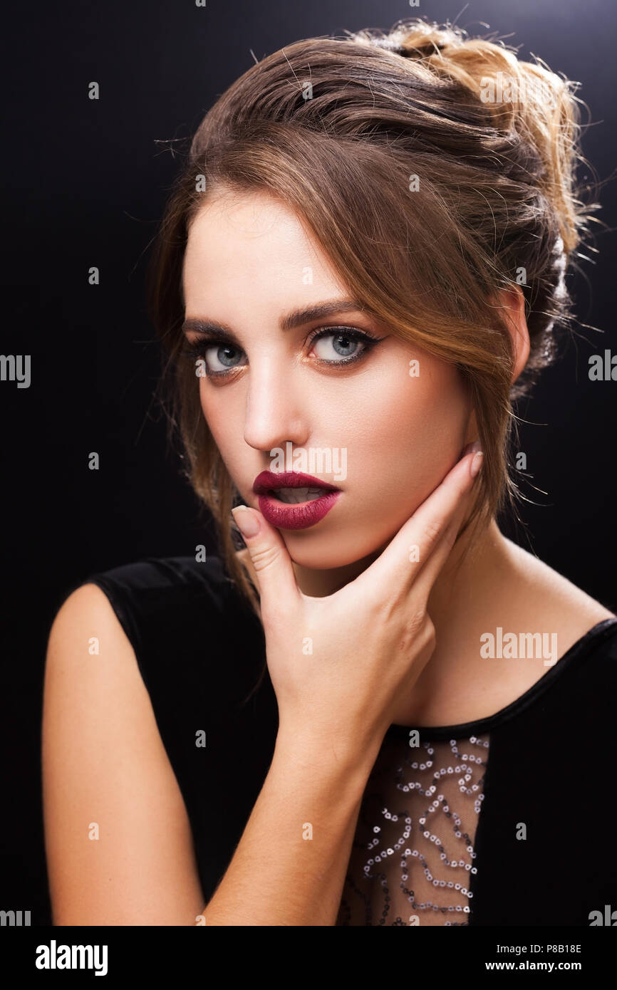 Piuttosto giovane modello con il trucco elegante Foto Stock