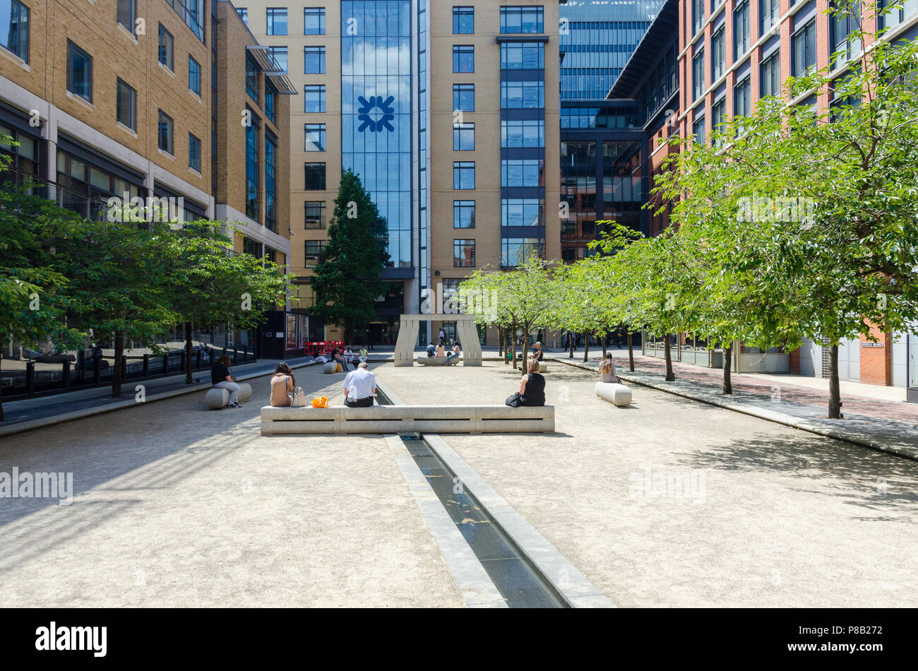 Gli impiegati godendo il sole di mezzogiorno in Piazza Oozells, luogo Danielle, Birmingham Foto Stock