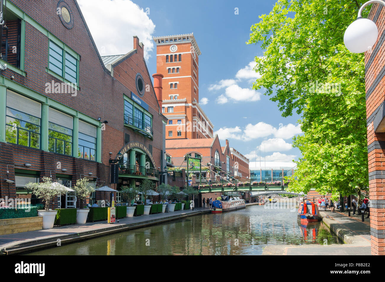 Canal che corre attraverso Danielle posto nel centro della città di Birmingham in una calda giornata estiva Foto Stock