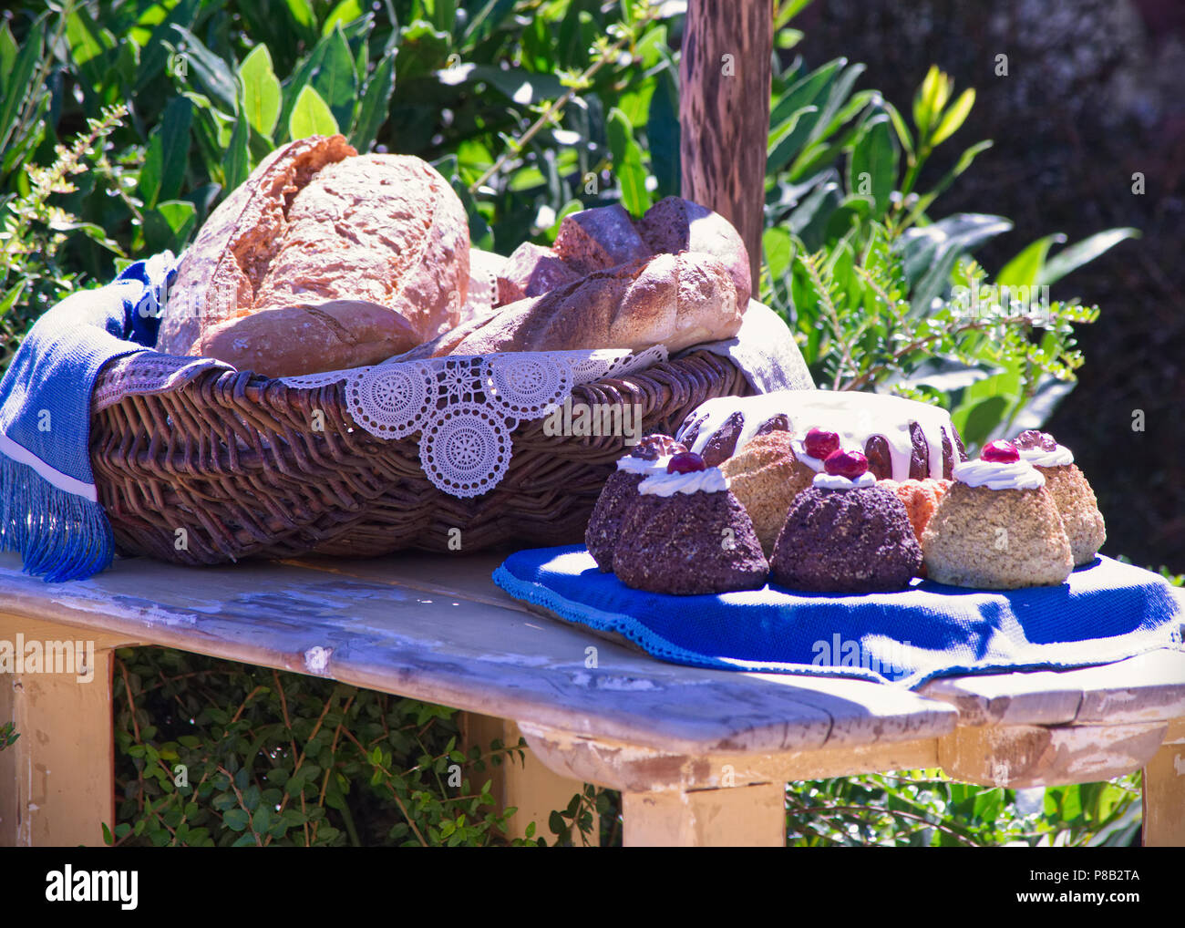 Tabella con il cibo in miniatura a Hobbiton Movie set, NZ Foto Stock
