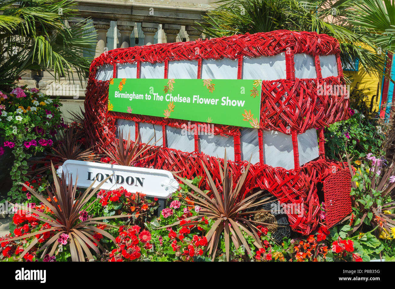 Del Consiglio comunale di Birmingham parchi del dipartimento della medaglia di oro-vincitore al Chelsea Flower Show che è ora sul display al di fuori della casa del Consiglio. Foto Stock