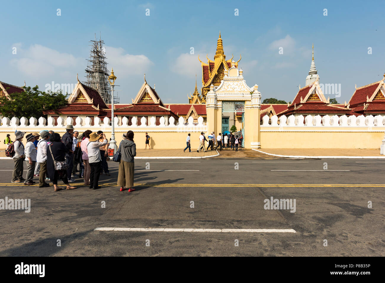 I turisti si riuniscono all'ingresso del Palazzo reale di Phnom Penh, Cambogia, una delle principali destinazioni di viaggio e punto di riferimento culturale in Asia Foto Stock