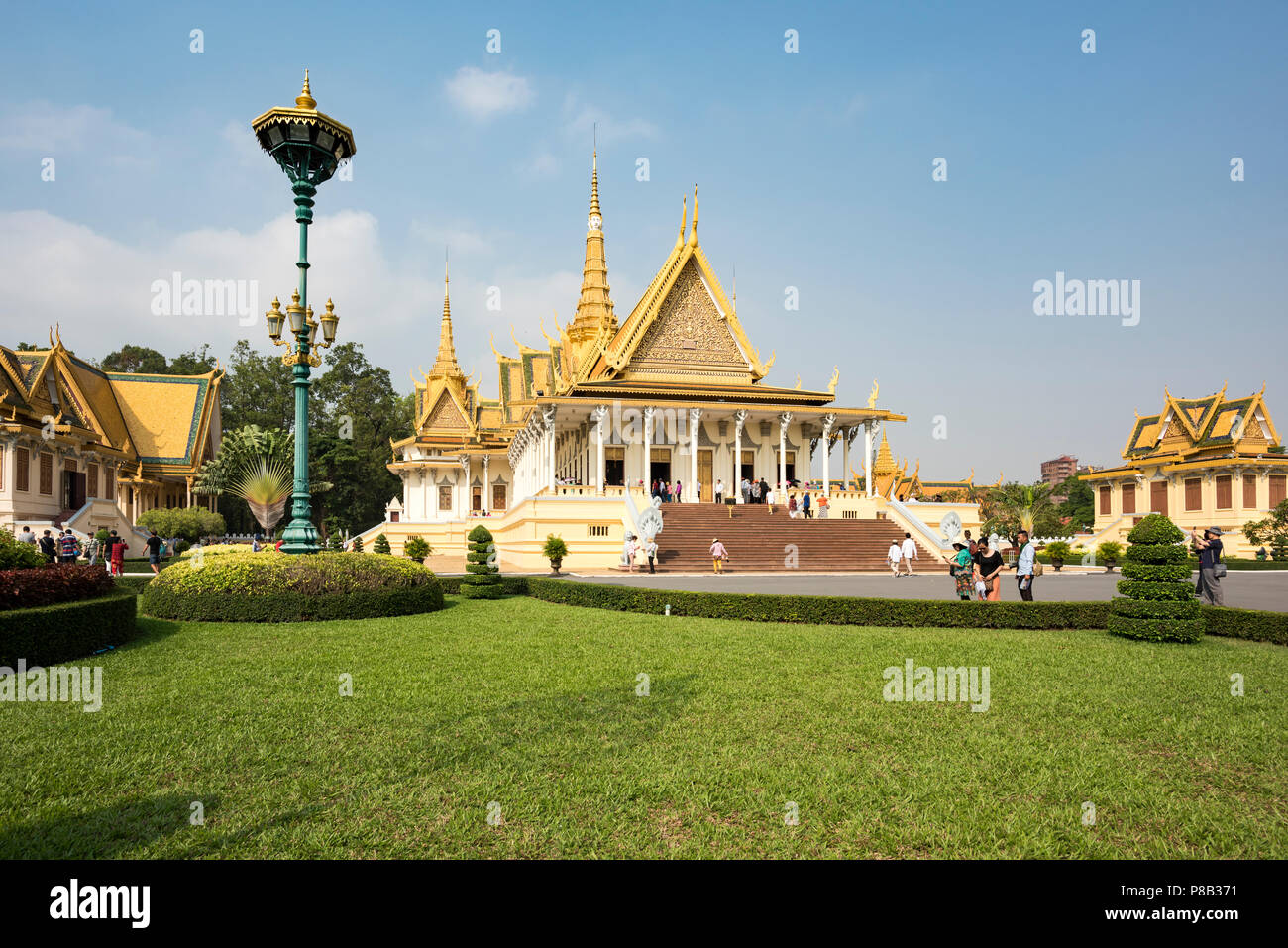 Il giardino e la sala del Trono del Palazzo Reale di Phnom Penh, Cambogia Foto Stock