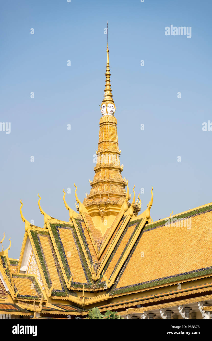 La guglia centrale e rabboccato con il bianco, quattro-di fronte capo di Brahma del Trono Hall, Palazzo Reale di Phnom Penh Cambogia Foto Stock