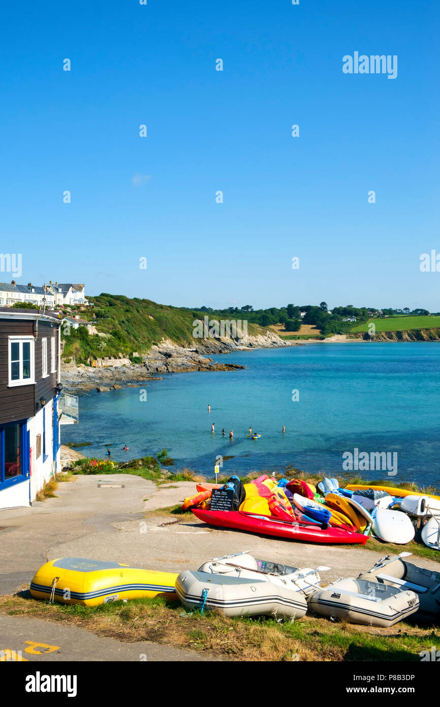 Vista del porto e del litorale a Portscatho, Cornwall, Regno Unito su una bella mattina d'estate. Portscatho è una famiglia di famose località meta di vacanza. Foto Stock