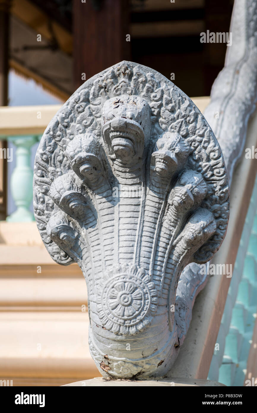 Khmer Naga scultura di una mitica dea serpente a sette teste all'ingresso di un tempio a Phnom Penh, Cambogia, che rappresenta la protezione e lo spirito antico Foto Stock