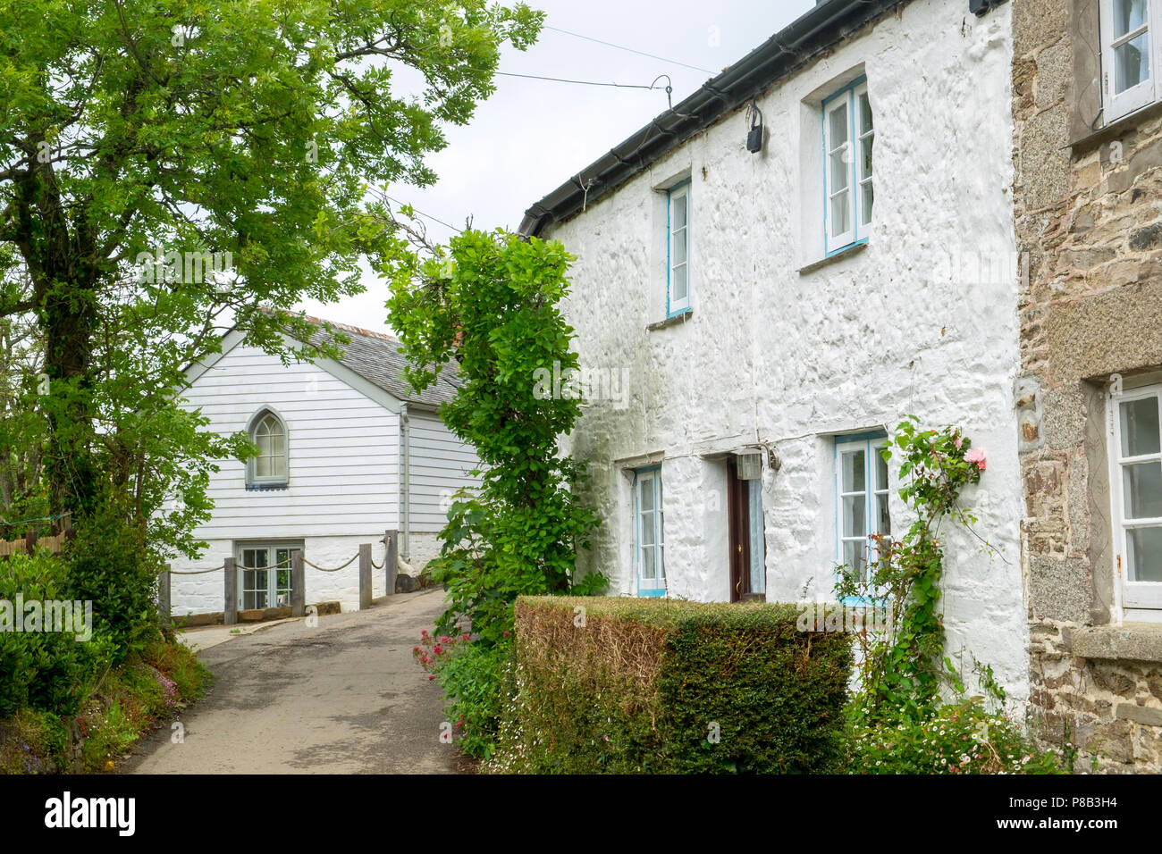 Molti affascinante vecchio cottage la linea street nel pittoresco villaggio di Helford sull'Estuario Helford in rural Cornwall, Regno Unito. Helford è in Cornovaglia Area di straordinaria bellezza naturale (AONB). Foto Stock