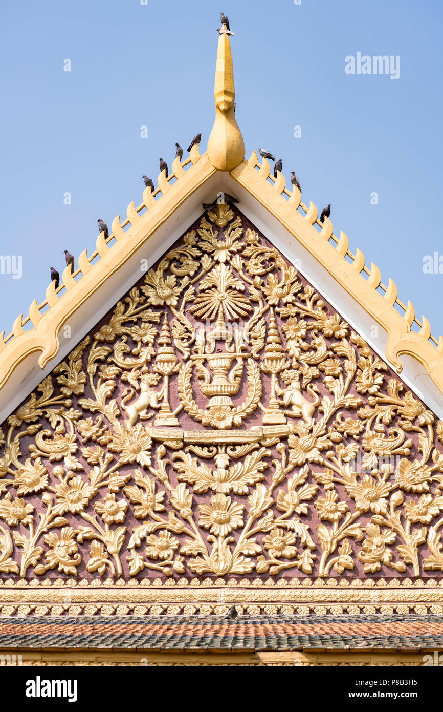 Progettazione di dettaglio di arte cambogiano sul tetto di un edificio presso il Palazzo Reale di Phnom Penh Cambogia Foto Stock
