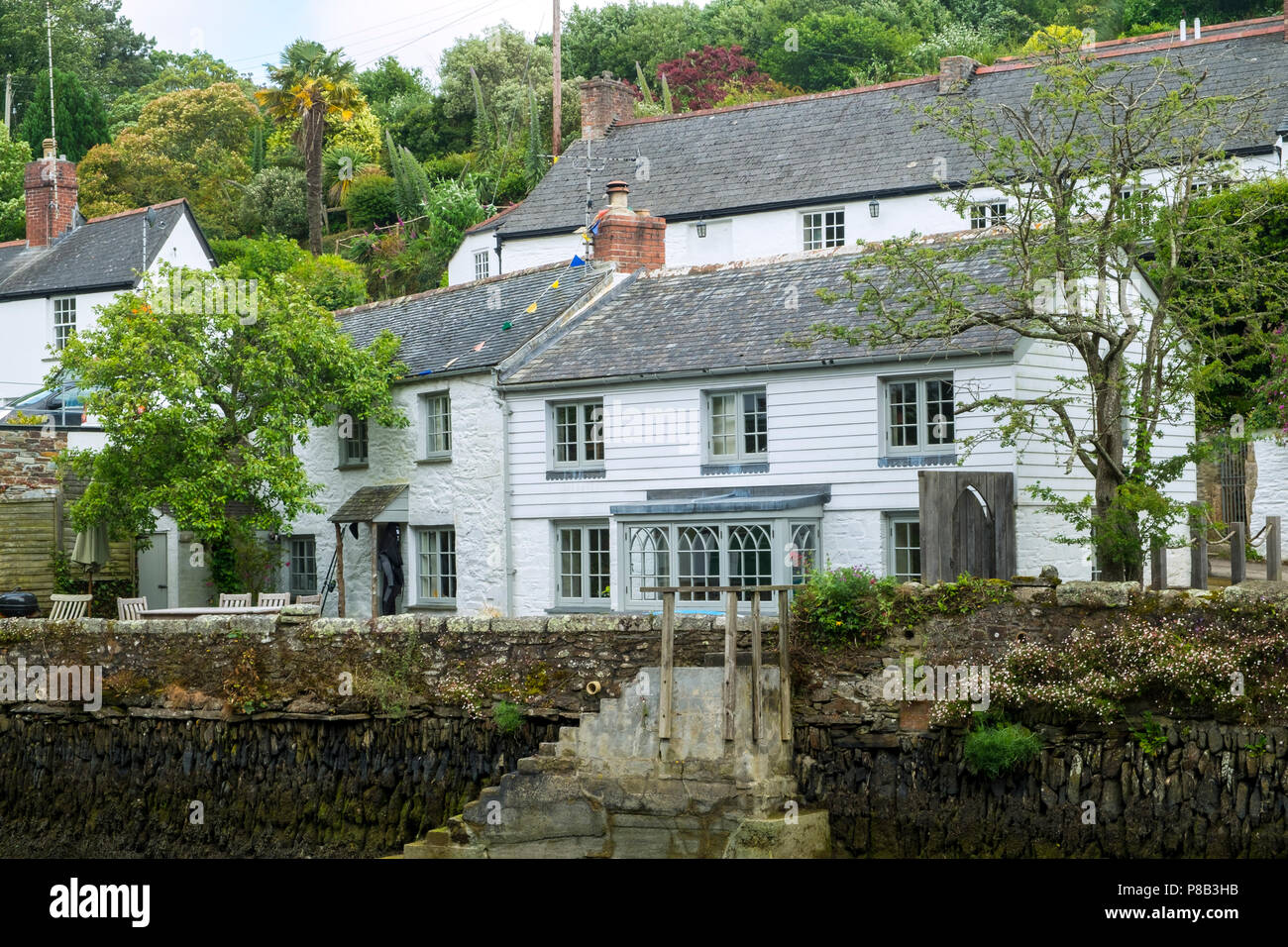 Pittoresche vecchie case di villaggio Helford sull'Estuario Helford in Cornwall, Regno Unito Foto Stock