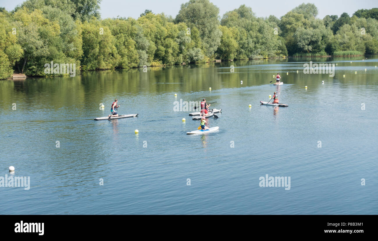 Paddle boards sul lago di Milton Park Foto Stock