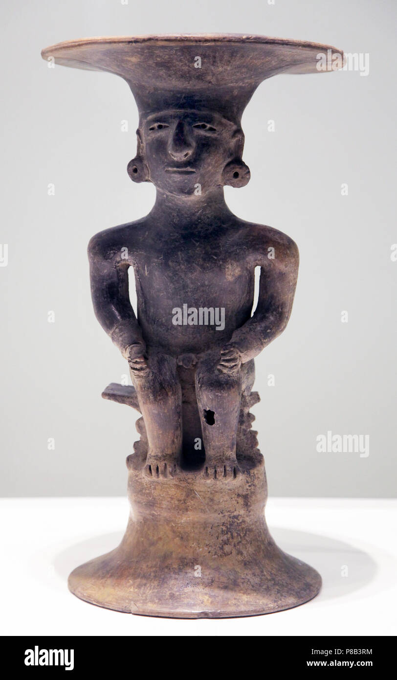 Seduto in ceramica maschio con copricapo dalla civiltà Manteño.L'ultima civiltà precolombiane in moderno-giorno Ecuador attiva da 850 a 1600 DC Foto Stock
