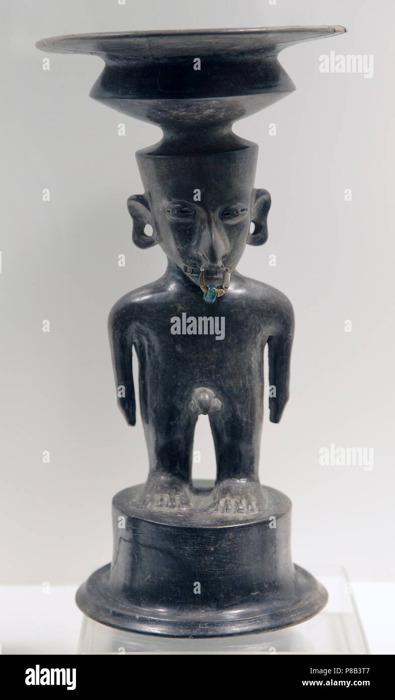 Seduto in ceramica maschio con copricapo dalla civiltà Manteño.L'ultima civiltà precolombiane in moderno-giorno Ecuador attiva da 850 a 1600 DC Foto Stock