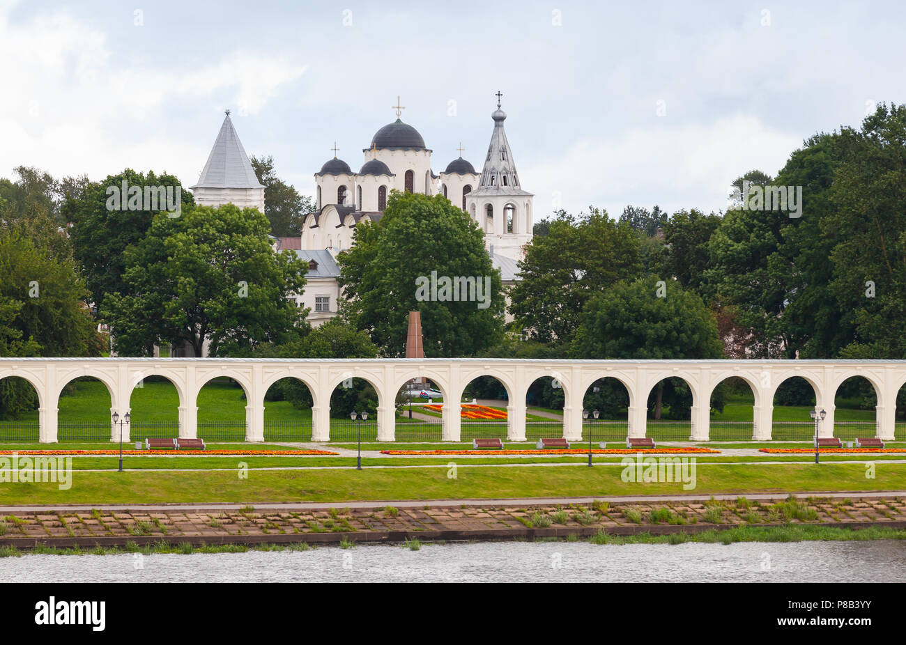 Veliky Novgorod il paesaggio con le Chiese Ortodosse in blu cielo nuvoloso giorno di estate, Russia Foto Stock