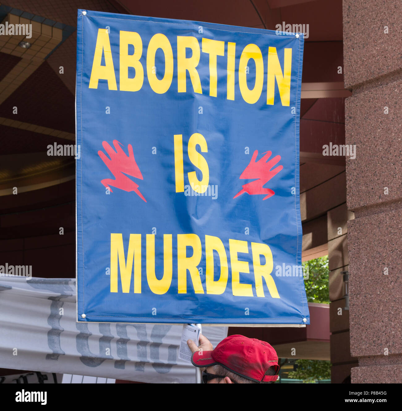 MINNEAPOLIS, MN/STATI UNITI D'America - 30 giugno 2018: un individuo non identificato Holding firmano in un pubblico anti-aborto dimostrazione. Foto Stock