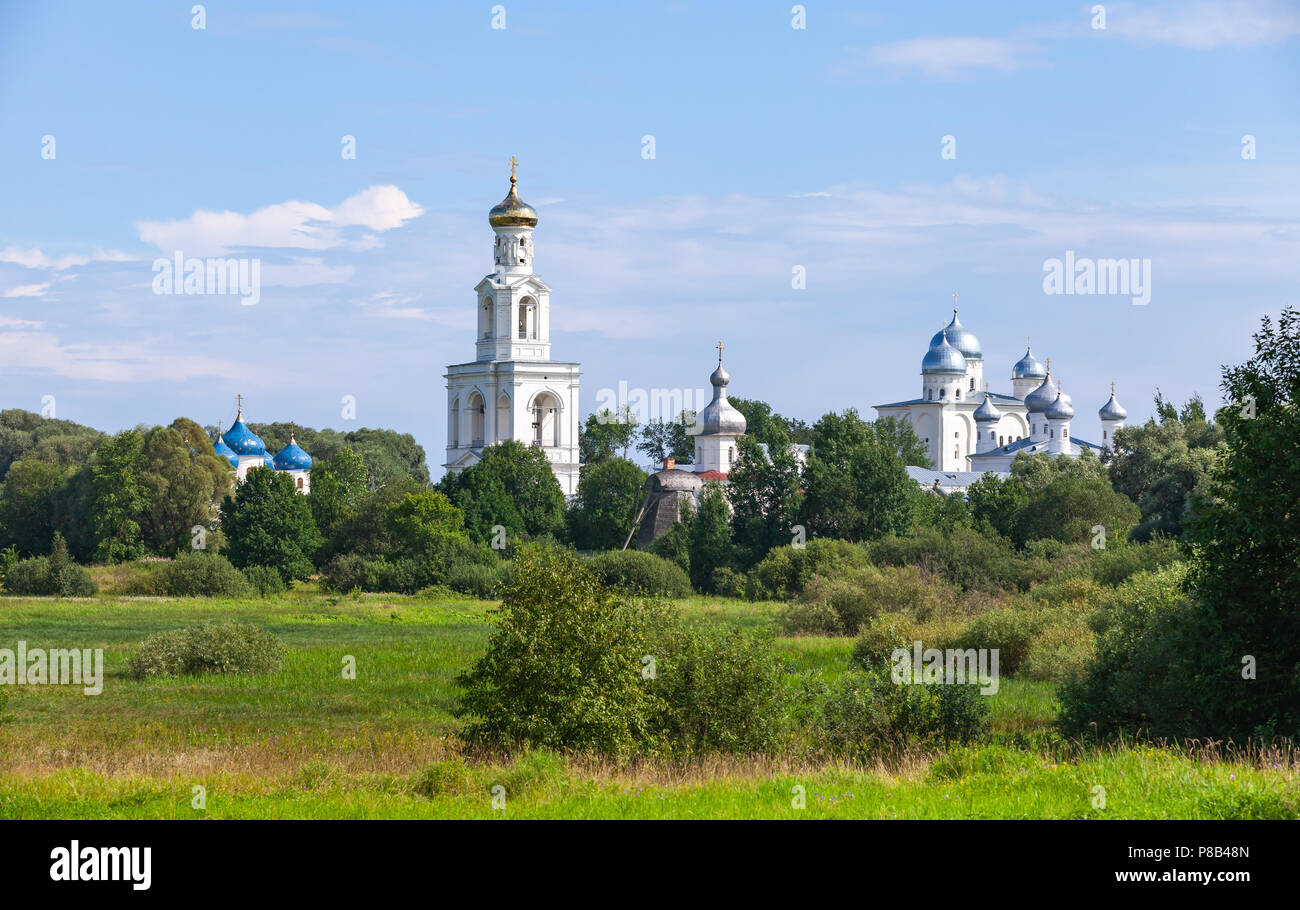 Russo rurale il paesaggio con le Chiese Ortodosse in blu cielo nuvoloso giorno d'estate. Veliky Novgorod, Russia Foto Stock