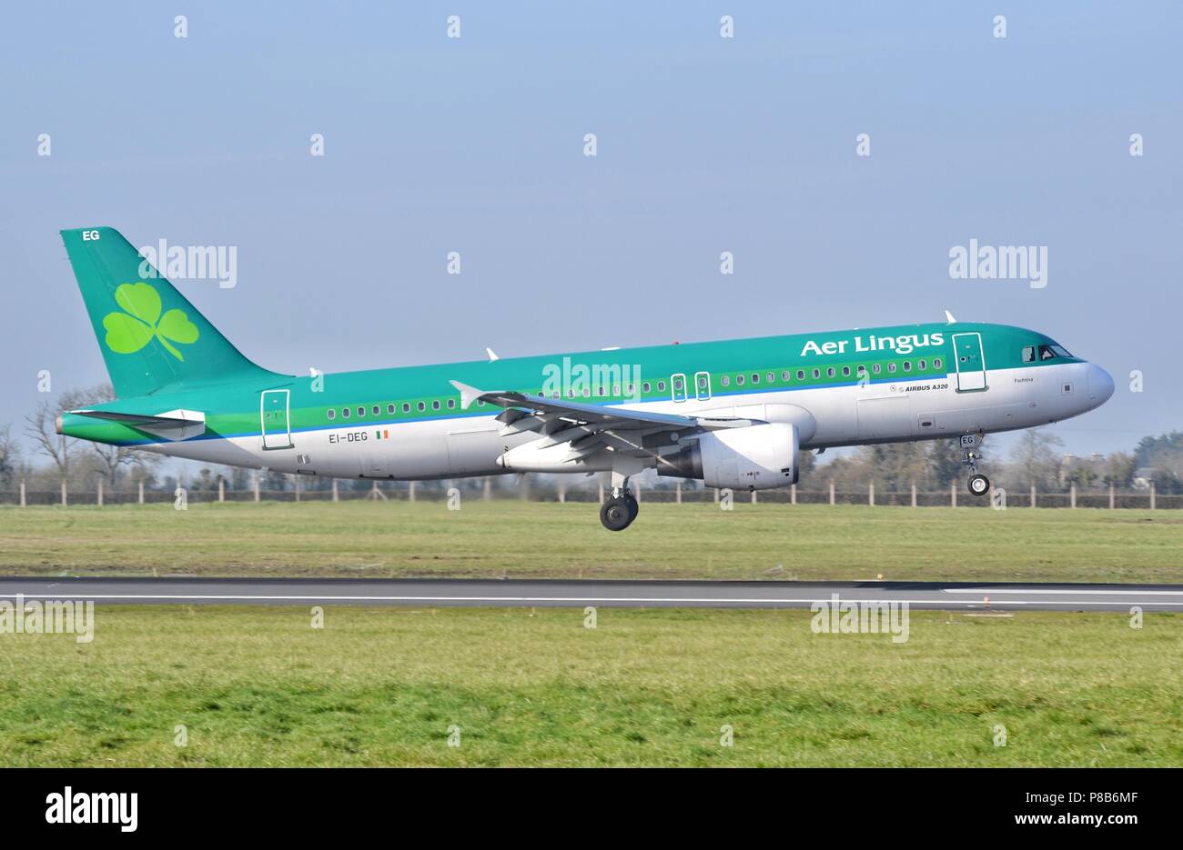 Aer Lingus Airbus A320 toccando sulla pista 10 da Santiago de Compostela Foto Stock
