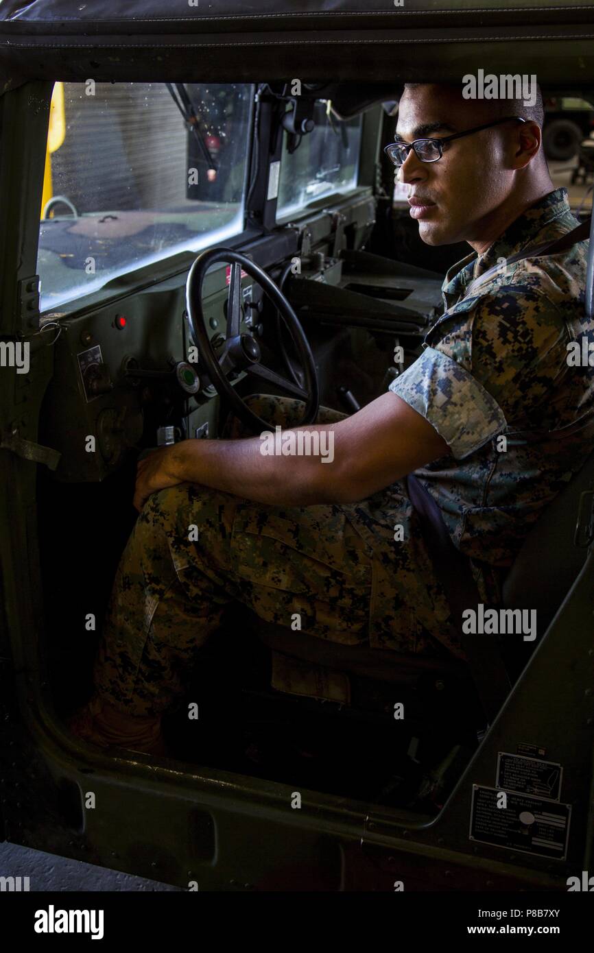 Lancia Cpl. Markus Dodd opera un Humvee durante un corso di guida su Camp Kinser, Okinawa, in Giappone, 26 giugno 2018, 25 giugno 2018. Il trasporto del motore e manutenzione azienda conduce regolari di formazione per diversi corsi di guida tra cui Humvee, governo veicolo e guidatore assistente corsi. Dodd, una macchina gunner con la tattica di preparazione e formazione, G-3, 3° Logistica Marine Group Sede Centrale, 3° MLG, è un nativo di Niles, Michigan. (U.S. Marine Corps photo by Lance Cpl. Jamin M. Powell). () Foto Stock Lancia Cpl. Markus Dodd opera un Humvee durante un corso di guida su Camp Kinser, Okinawa, in Giappone, 26 giugno 2018, 25 giugno 2018. Il trasporto del motore e manutenzione azienda conduce regolari di formazione per diversi corsi di guida tra cui Humvee, governo veicolo e guidatore assistente corsi. Dodd, una macchina gunner con la tattica di preparazione e formazione, G-3, 3° Logistica Marine Group Sede Centrale, 3° MLG, è un nativo di Niles, Michigan. (U.S. Marine Corps photo by Lance Cpl. Jamin M. Powell). () Foto Stock