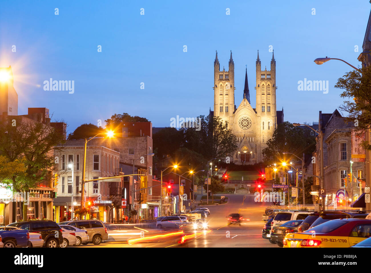 Edifici storici con la Basilica della Madonna Immacolata lungo Macdonell Street al tramonto nel centro cittadino di Guelfo, Ontario, Canada. Foto Stock