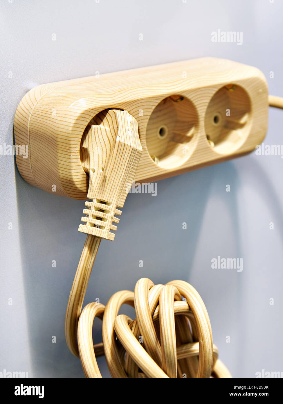 Cavo di prolunga con prese elettriche in decor in legno Foto Stock