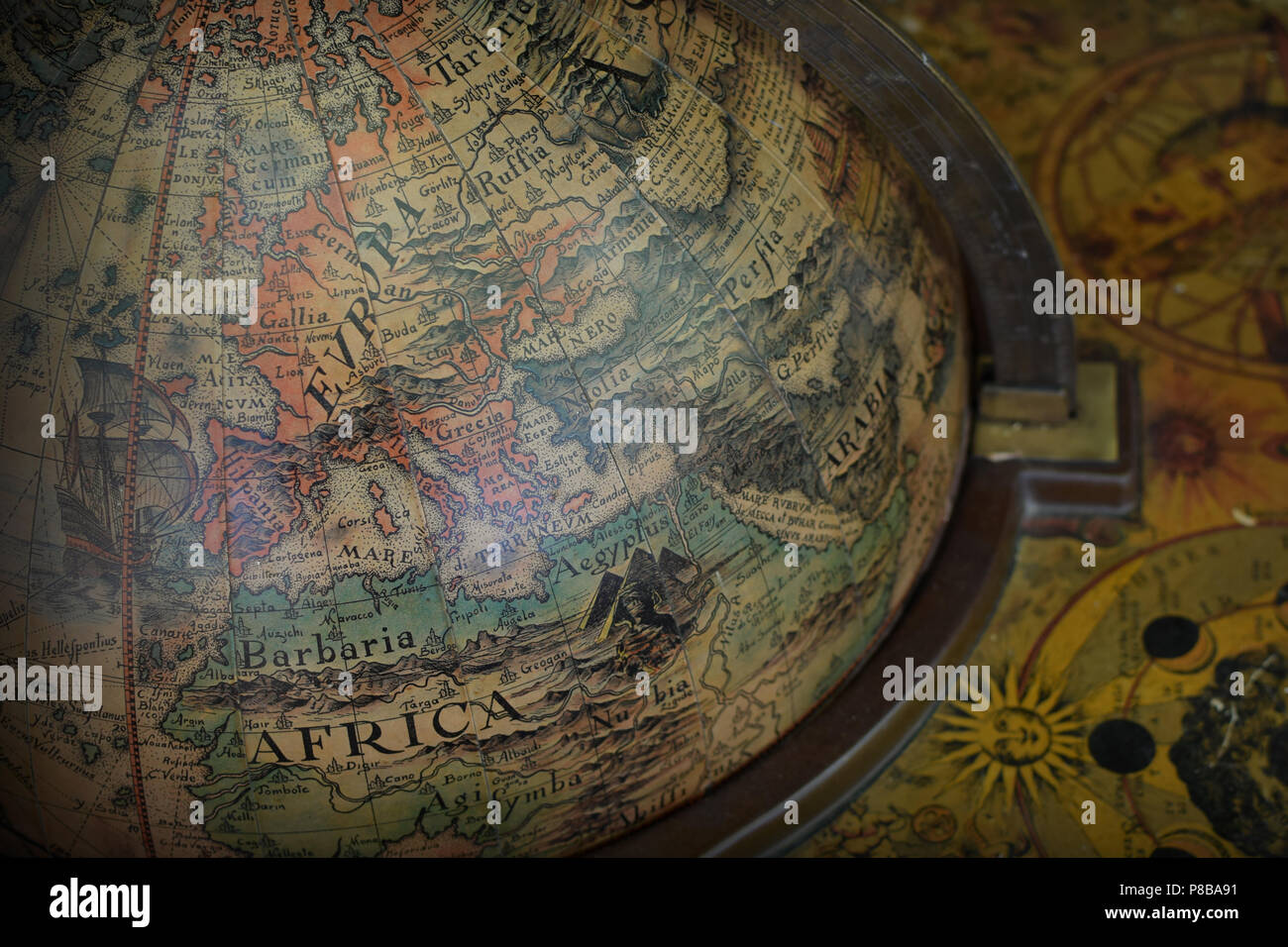 Dettaglio dell'antiquariato vecchio mondo globo terrestre con la mappa di Europa e Africa. Foto Stock