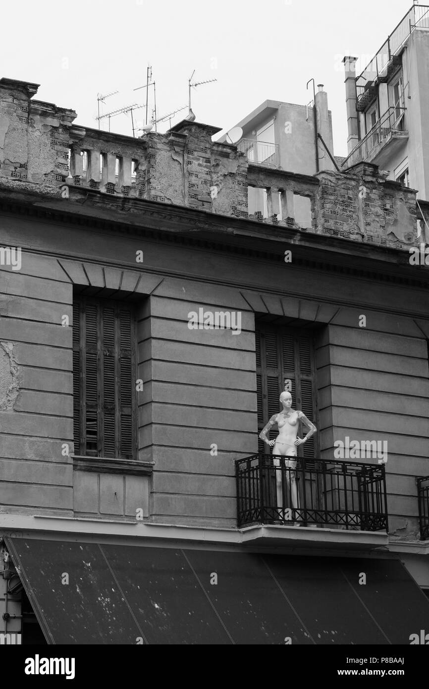 Weathered mannequin doll sulla facciata di un edificio abbandonato. Foto Stock