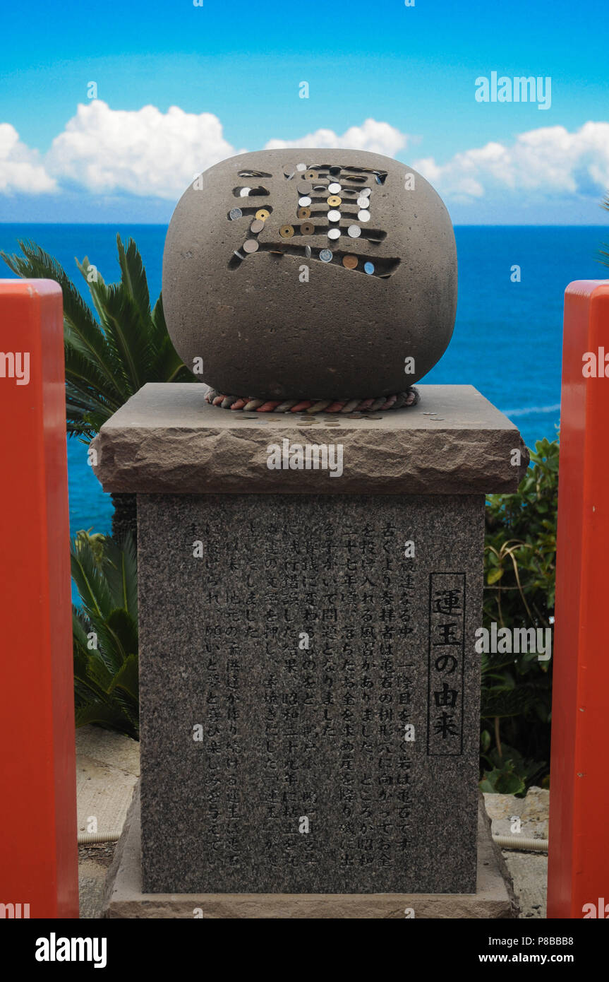 Rock dice che la fortuna presso il Jingu Udo - Santuario scintoista situato in Miyazaki, Giappone. Questo santuario è popolare su amore e romanticismo. Foto Stock
