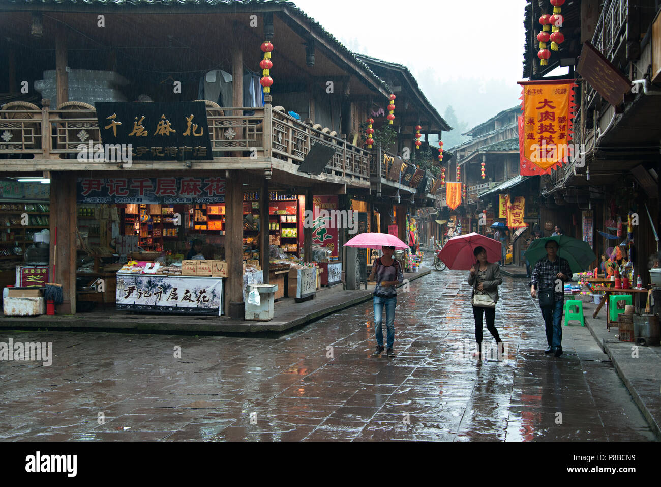 Una passeggiata attraverso la città antica di Shangli vicino a Ya'una città nella provincia di Sichuan in Cina Foto Stock