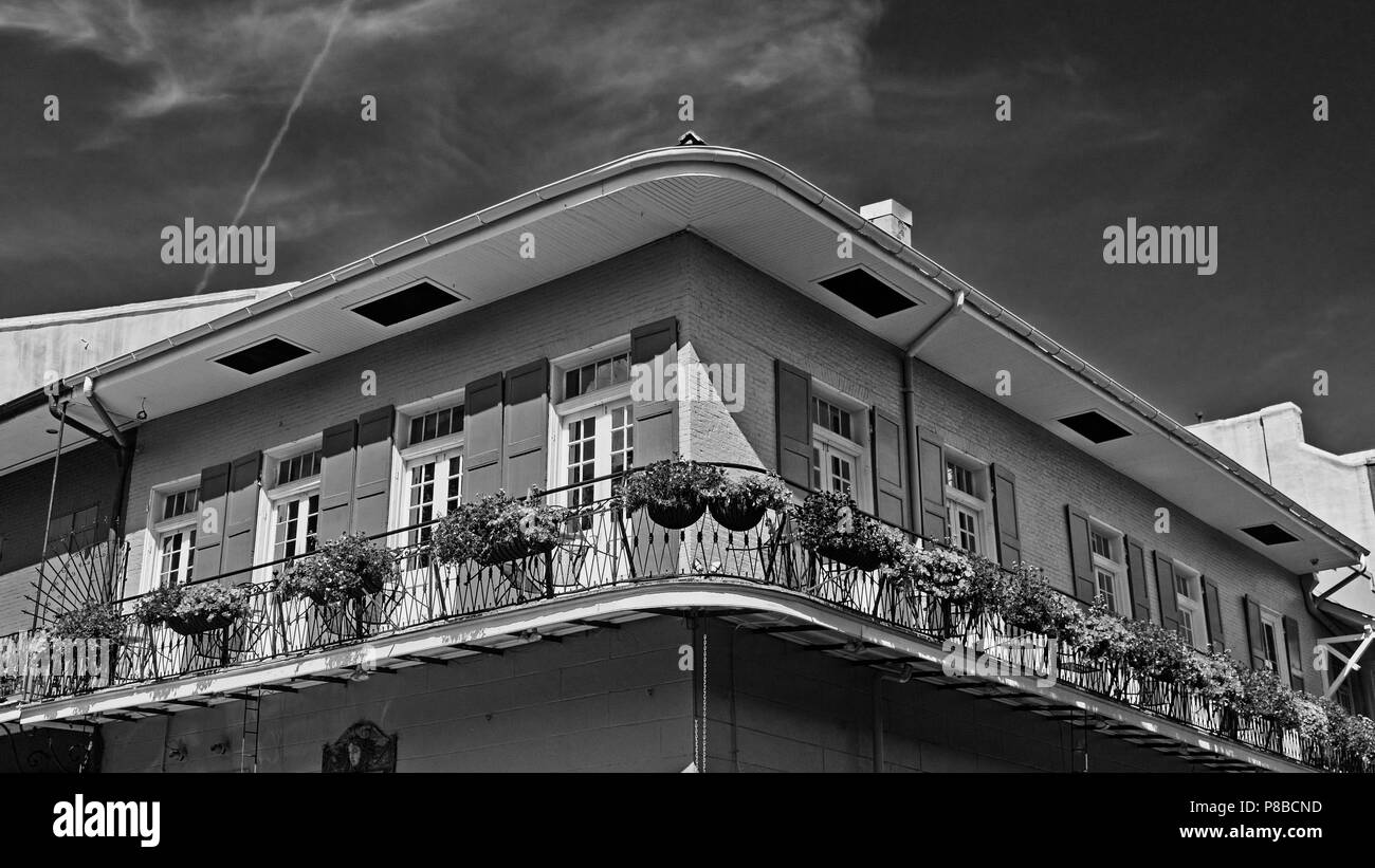 New Orleans, LA STATI UNITI D'America - 9 Maggio 2018 - Il Vecchio Quartiere Francese edificio con balcone con fiori n. 7 Foto Stock