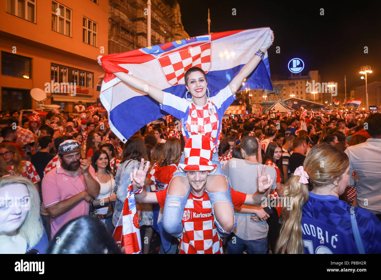 Zagabria, Croazia - luglio 7th, 2018 : il croato gli appassionati di calcio di celebrare il croato trimestre la vittoria finale su Russia sulla Coppa del Mondo FIFA 2018 in Ban Jelacic S Foto Stock