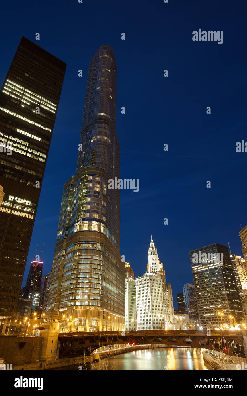 Chicago, Illinois, Stati Uniti - Trump International Hotel and Tower e il centro dello skyline della città di notte. Foto Stock