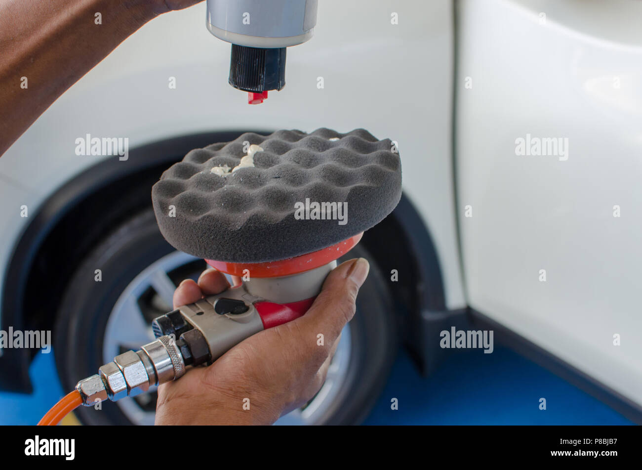 Versare la cera liquida in spugna. Foto Stock