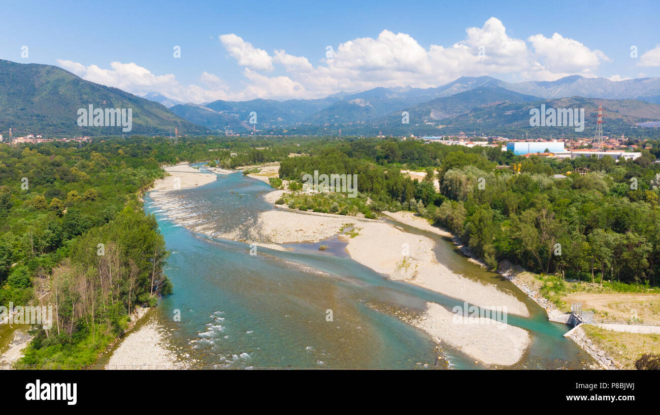 Vista aerea, intrecciato fiume che scorre tra il bosco con sfondo montano e cloudscape, Torino, Italia Foto Stock