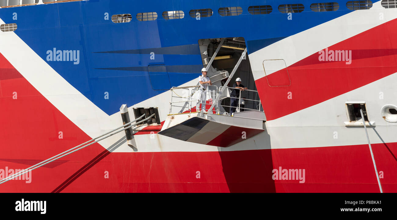 Ufficiale della nave in piedi sul posto barca plaform per la supervisione della sicurezza dell'approdo di questa crociera, Porto di Southampton, in Inghilterra, Regno Unito Foto Stock