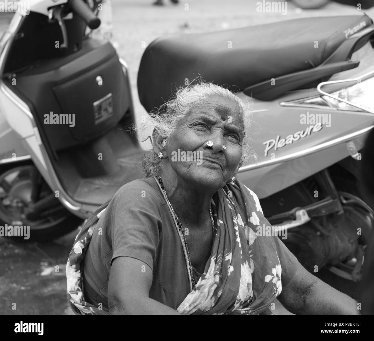Un venditore di pesce in Marina Beach, Chennai Foto Stock