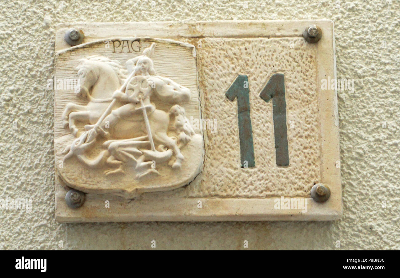 Pag, Croazia, 23 giugno 2018. Vintage stone home numero 11 decorate con modello in gesso del cavaliere a cavallo Foto Stock