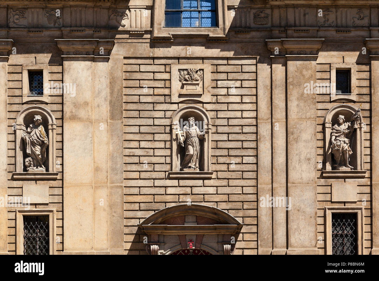 Citta' Vecchia di Praga Repubblica Ceca, statue religiosa nella costruzione di rifugi nei pressi del Ponte di Carlo. Foto Stock