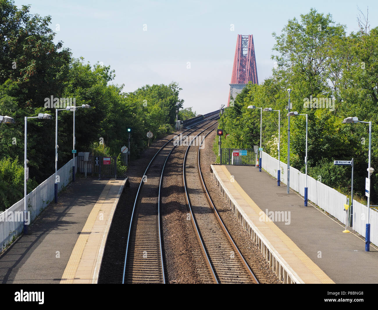 EDINBURGH, Regno Unito - circa giugno 2018: Dalmeny stazione ferroviaria per il Forth Bridge Foto Stock