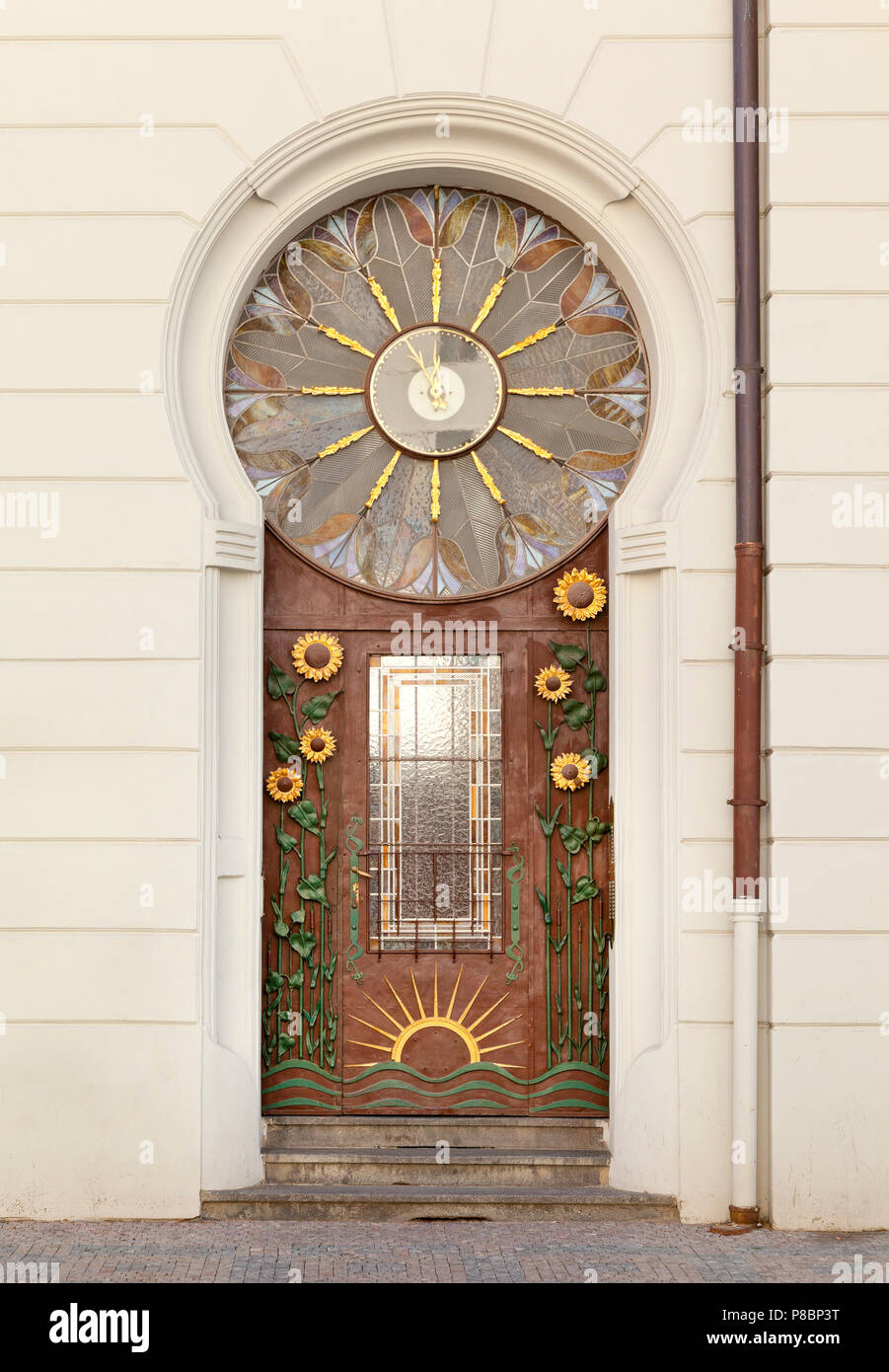 Ornato artistico porta ingresso con semi di girasole e sun motivi di design orologio Foto Stock